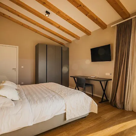 Villa Vigneto *