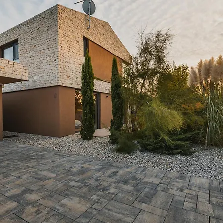 Villa Vigneto *